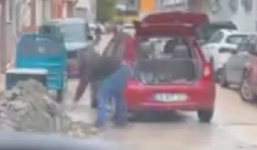 Eskişehir’de Pes Dedirten Görüntü! Kaldırım Taşlarını Bagaja Doldurdu!