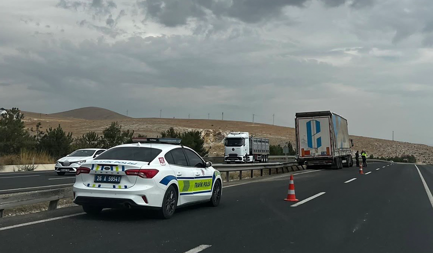 Eskişehir’de Tırın Bariyerlere Çarptığı Kazada Faciadan Dönüldü!