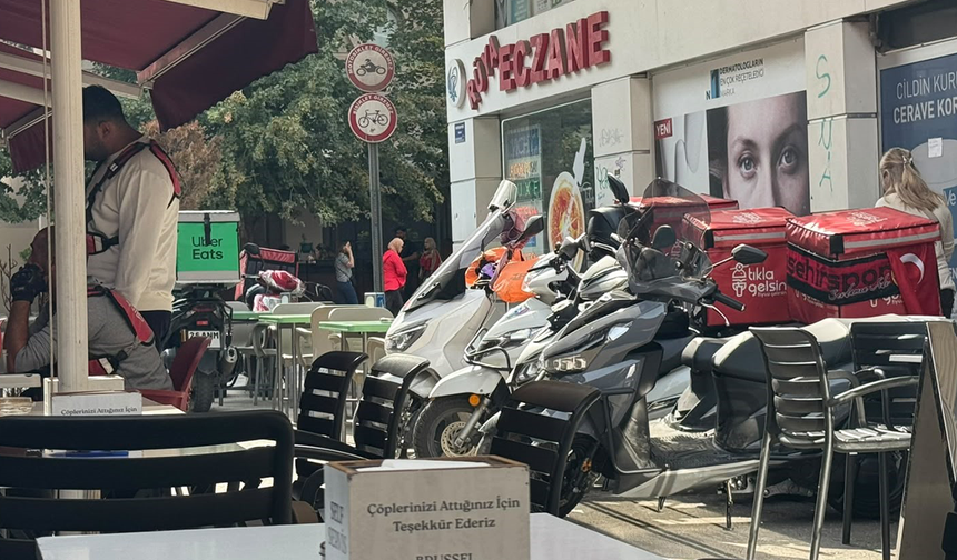 Eskişehir’de Trafiğe Kapalı Sokak Adeta Motosiklet Parkına Döndü!