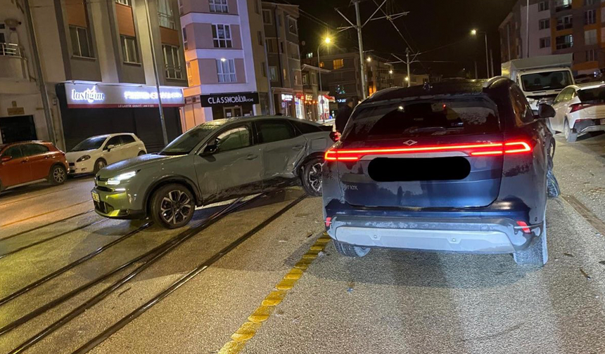Eskişehir’de Tramvay Yolu Üzerinde Korkutan Kaza!