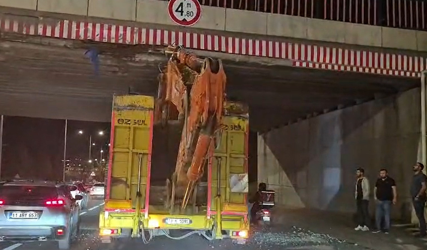 Eskişehir’de Üst Geçide Sıkışan Tır Trafiği Altüst Etti!