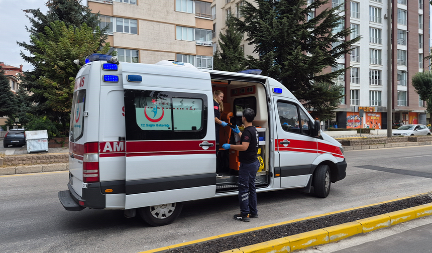 Eskişehir’de Yaya Geçidinde Otomobilin Çarptığı Bisikletli Hastaneye Kaldırıldı!