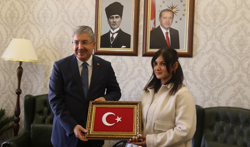 Eskişehir’de Yerdeki Türk Bayrağını Kaldıran Kurye Valilikte Ağırlandı