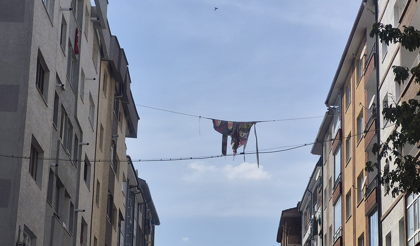 Eskişehir’de Yıpranarak Parçalanan Dev Bayrak Değiştirilmeyi Bekliyor!