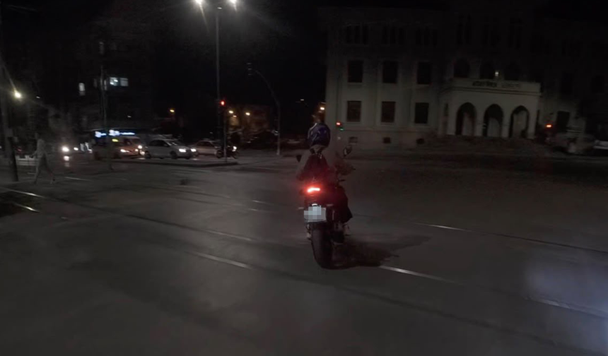 Eskişehir’de Yolu Şaşırarak Ters Yöne Giren Motosikletli Kameraya Yansıdı!