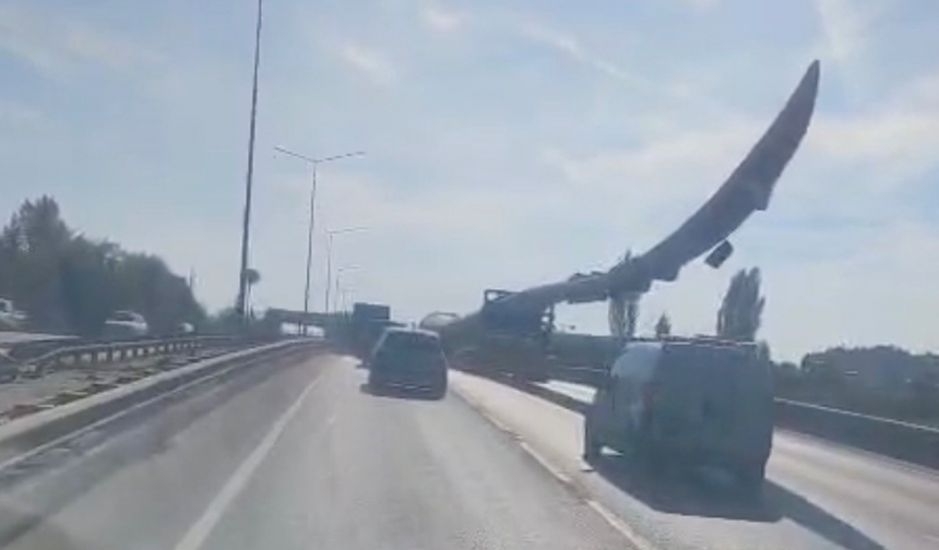 Eskişehir Çevre Yolunda Taşınan Rüzgâr Türbini Kanadı Trafiği Altüst Etti!