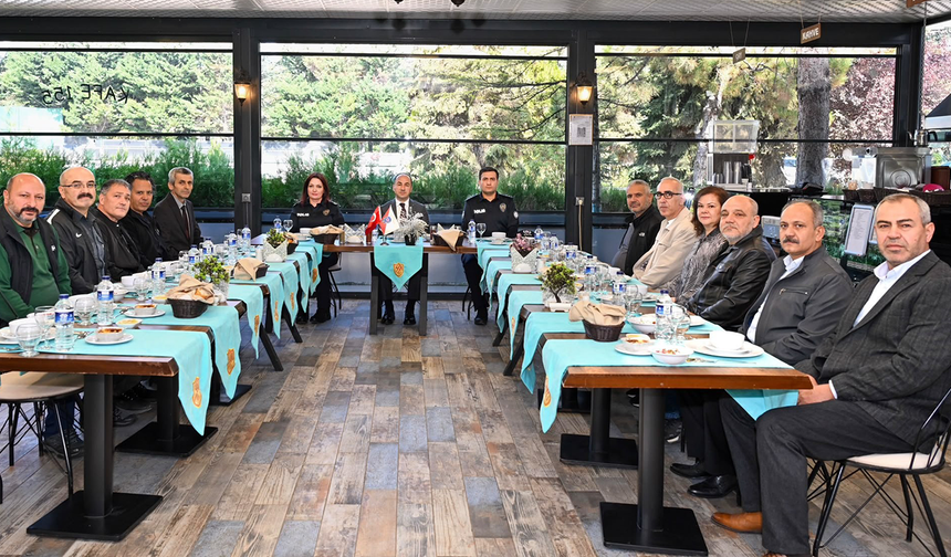 Eskişehir Emniyetinden Emekli Personel Onuruna Veda Yemeği!