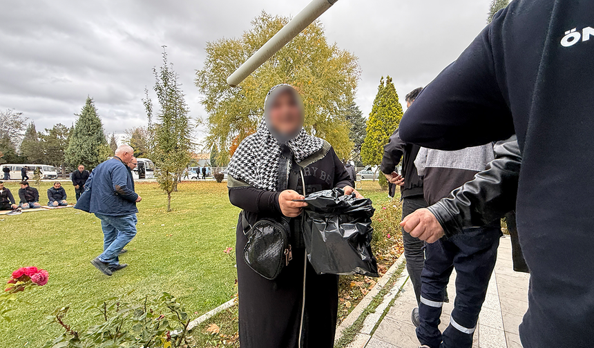 Eskişehir'de Cami Önünde Çöp Poşetiyle Dilendi!