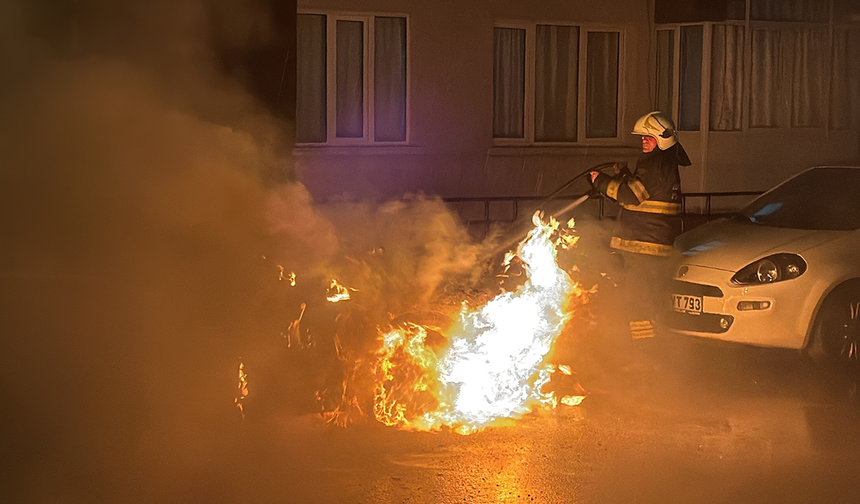 Eskişehir’de Feci Kazada Aracı Yanan Sürücü O Anları Sigara İçerek İzledi!