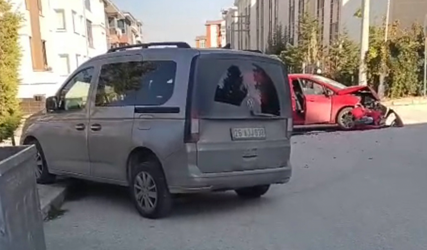 Eskişehir’de İki Aracın Çarpıştığı Kazada Otomobil Hurdaya Döndü!