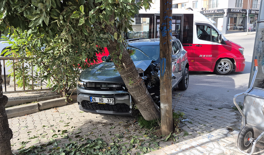 Eskişehir’de Kontrolden Çıkan Araç Önce Dolmuşa Sonra Ağaca Çarptı!