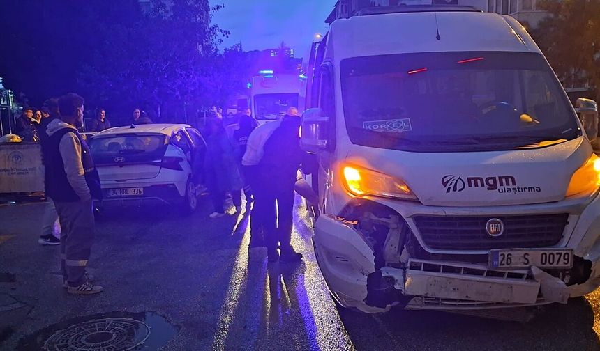 Eskişehir'de Korkutan Kaza! Servis ile Otomobil Çarpıştı!