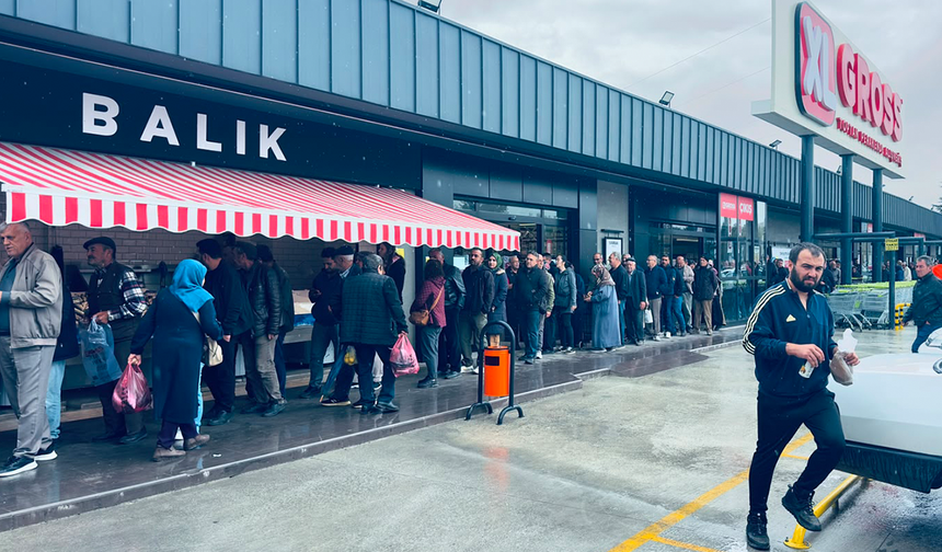 Eskişehir XL Gross’ta Palamut İzdihamı! Metrelerce Kuyruk Oluştu!