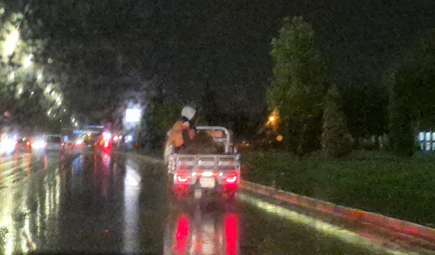 Eskişehir’de Yağışa Aldırış Etmeden Canlarını Adeta Hiçe Saydılar!