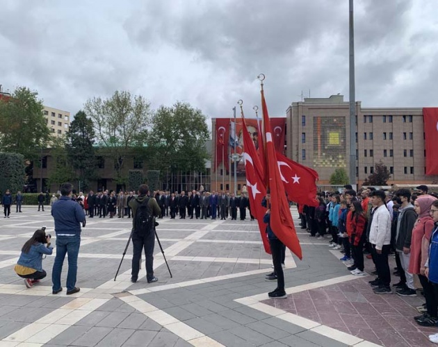 Eskişehir&#039;de 19 Mayıs Atatürk&#039;ü Anma, Gençlik ve Spor Bayramı’nın 103’ncü yıl dönümü etkinlikleri çerçevesinde Eskişehir Valiliği önündeki Atatürk Anıtı&#039;na çelenk sunuldu.