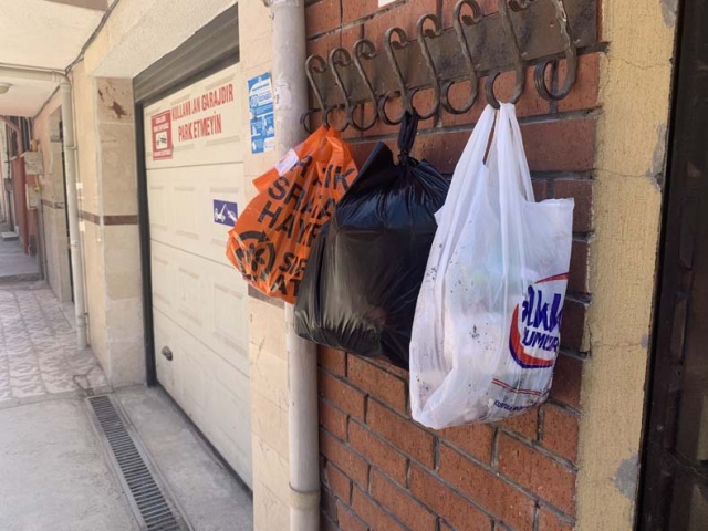 Özellikle Gülcemal Sokak üzerinde çöplerin toplanacağı bir yer olmadığı için vatandaşlar, çöp poşetleri için ilginç yollar deniyor.