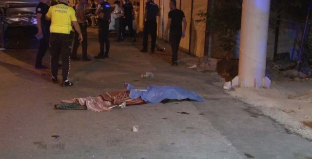 Antalya&#039;da otomobilin motosiklete çarptığı trafik kazasında motosiklet sürücüsü olay yerinde hayatını kaybetti. Feci kazada otomobil sürücüsü ve eşi ise yaralandı.