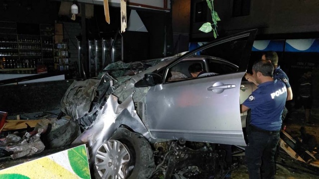 Samsun&#039;da yoldan çıkarak kaldırıma çarpıp 25 metre takla atan otomobilin şarküteri dükkanına çarpması sonucu meydana gelen kazada 2 kişi hayatını kaybetti.