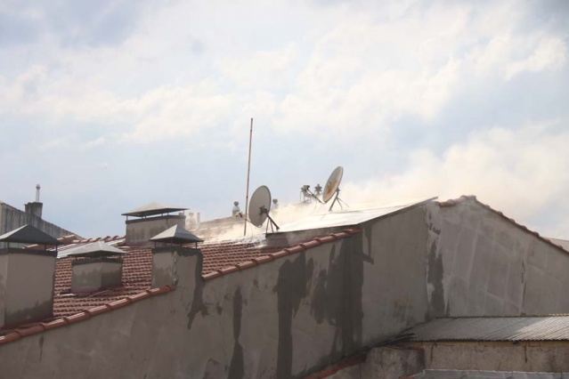 Eskişehir’de bir apartmanın çatısına yıldırım düşmesi nedeniyle yangın çıktı.