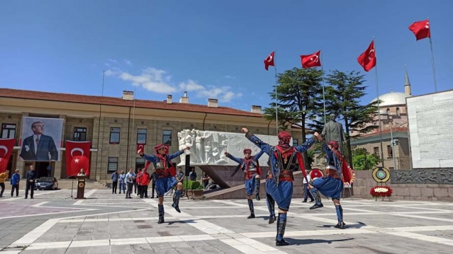 Gazi Mustafa Kemal Atatürk’ün Eskişehir’e ilk ziyaretinin 102’inci yılı nedeniyle Eskişehir Valilik Meydanı’nda program organize edildi.