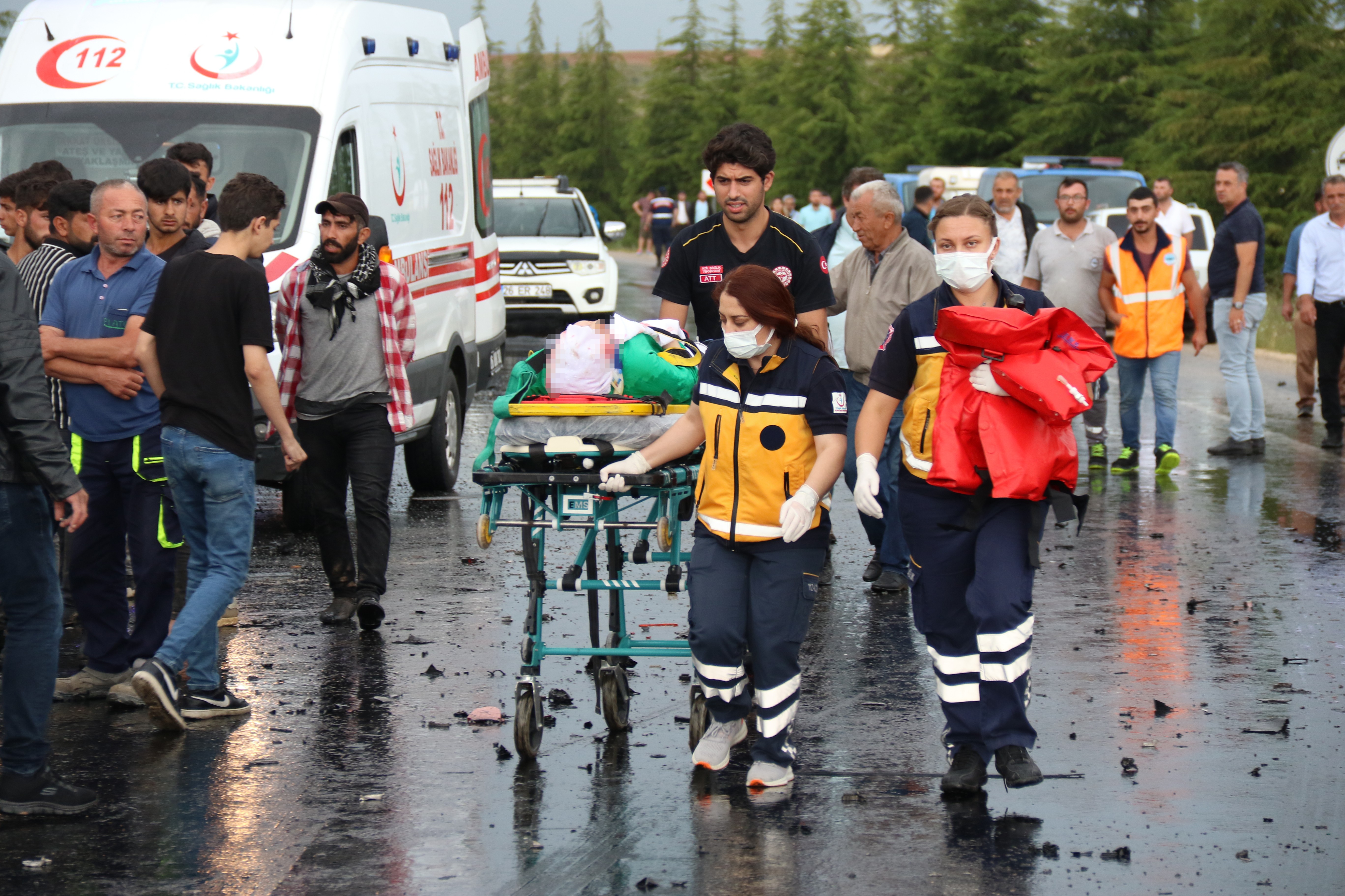 Eskişehir’de karavan ve otomobilin kafa kafaya çarpışması sonucu meydana gelen trafik kazasında 1’i ağır 5 kişi yaralandı. Karavanda sıkışan Fransız uyruklu 2 kişi itfaiye ve sağlık ekiplerinin yoğun uğraşları sonucunda kurtarıldı.