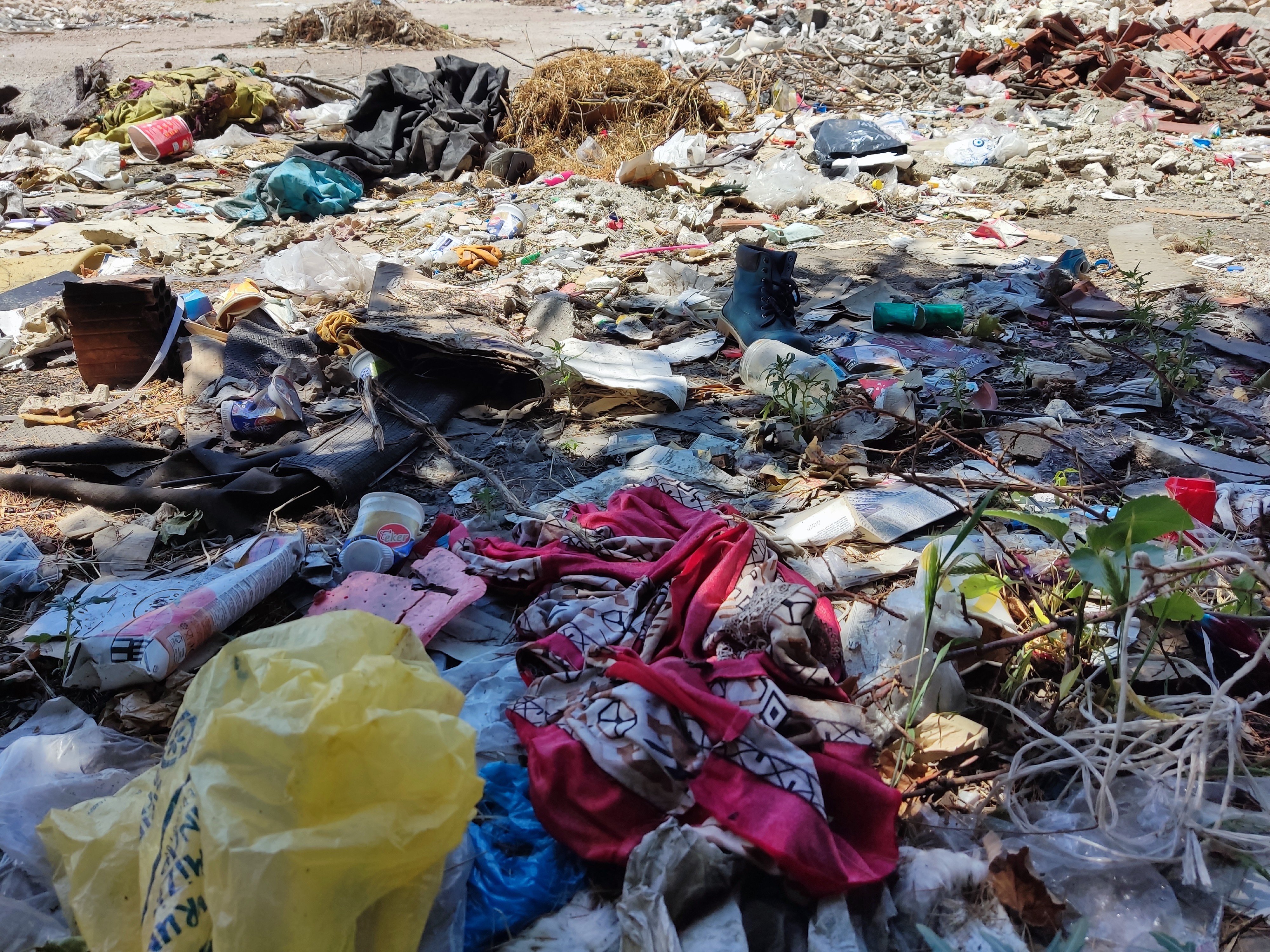 Eskişehir’de yıkılan okulun arazisine atılan moloz ve çöpler mahallelinin tepkisine neden oldu.