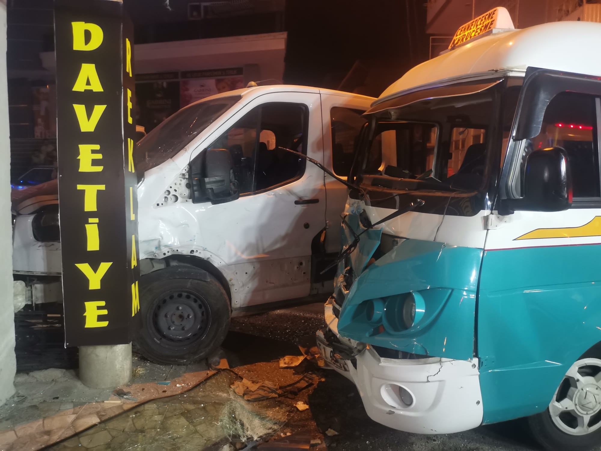İzmir’in Buca ilçesinde yolcu dolmuşu ile kamyonetin karıştığı kazada 12 kişi yaralandı. Hastanelere kaldırılan yaralılar tedavi altına alındı.
