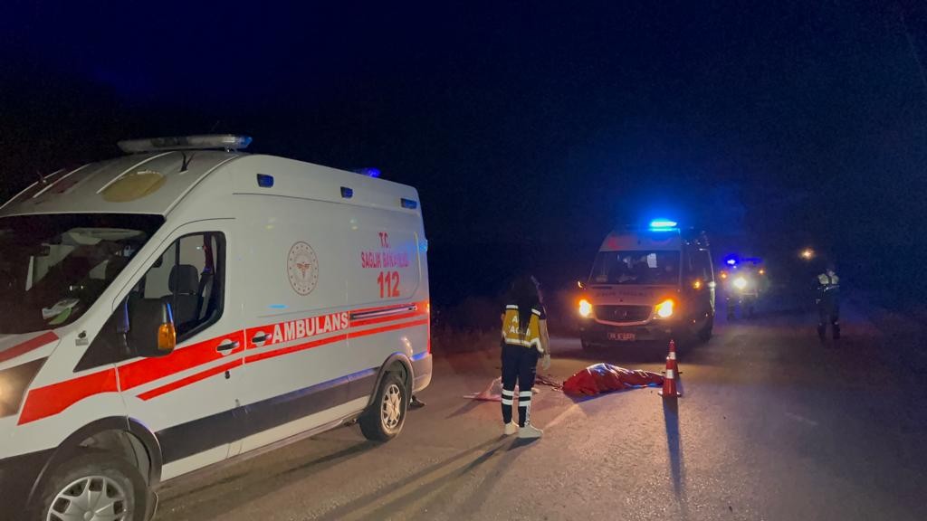 Eskişehir’de iki hafif ticari aracın kafa kafaya çarpışması sonucu meydana gelen trafik kazasında 1 kişi hayatını kaybetti, 2’si ağır 4 kişi yaralandı.