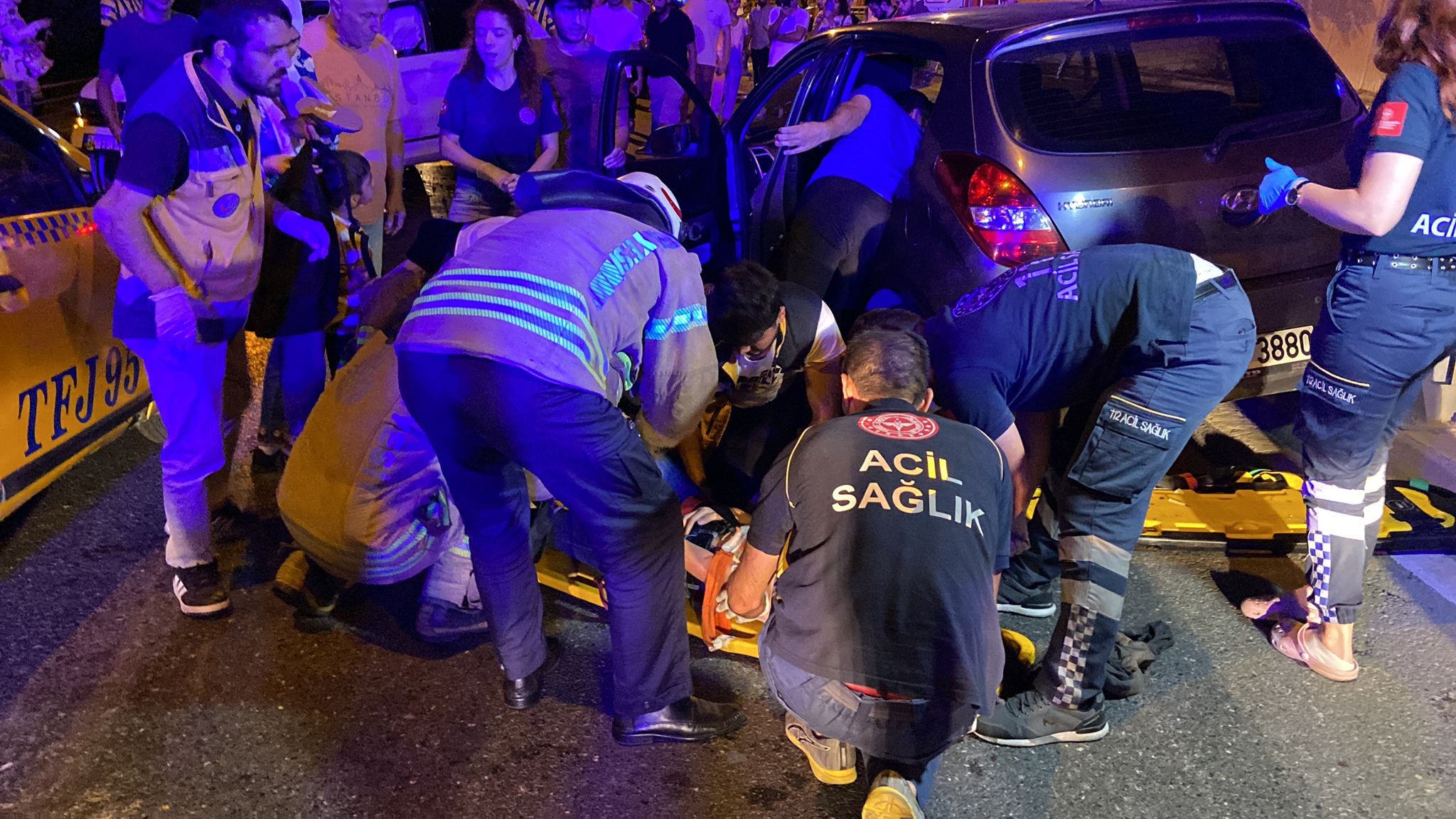 Beşiktaş Ulus’ta ters yöne giren otomobil, ticari taksiyle kafa kafaya çarpıştı. 3 aracın karıştığı kazada ortalık savaş alanına dönerken 7 kişi yaralandı.