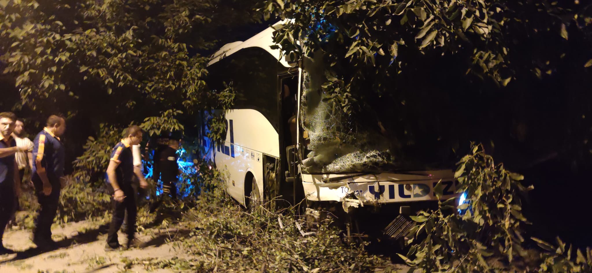 Amasya’nın Suluova ilçesinde yolcu otobüsüyle kamyonetin çarpıştığı kazada 2 kişi hayatını kaybetti, 8 kişi yaralandı.