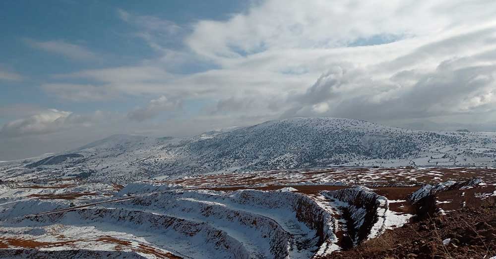 Eskişehir’in bazı kırsal mahallelerine yağan kar, dağları adeta beyaz bir örtü ile kaplayarak hoş manzaralara sebep oldu.
