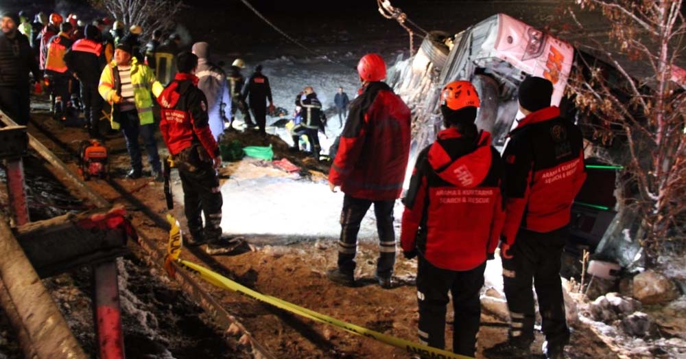 Malatya Karayolunda yolcu otobüsü şarampole devrildi. Kazada 4 kişi hayatını kaybetti, 24 kişi yaralandı.