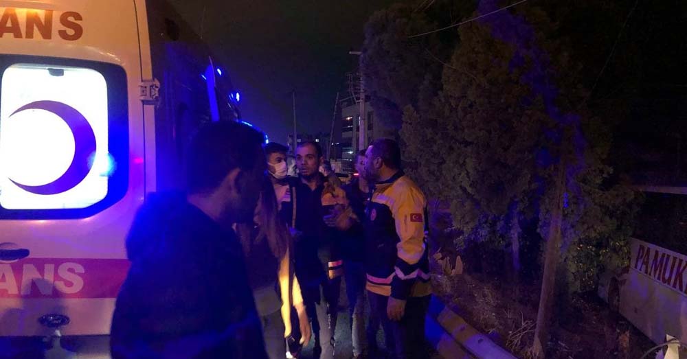 Kaza Manisa'da meydana geldi. Eskişehir'den yola çıkan Pamukkale Turizm firmasına ait Murat Erdem Ç. idaresindeki Mercedes marka 20 EC 006 plakalı yolcu otobüsü aynı istikamette seyir halinde olan İsmail D. idaresindeki 45 ZA 4105 plakalı kamyonete çarptı.