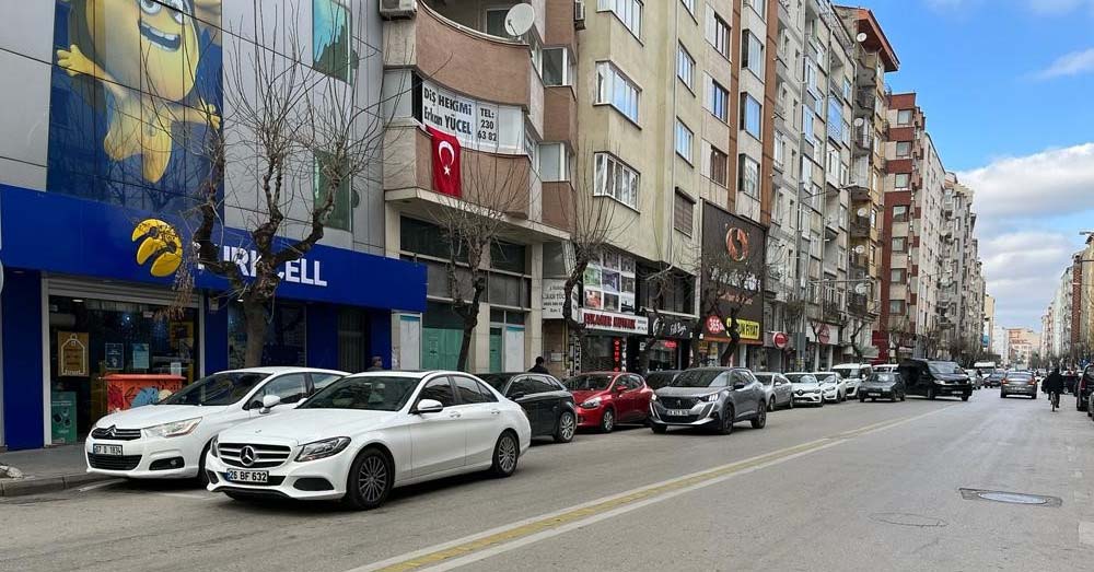 Eskişehir'de duyarsız sürücüler tarafından ikinci şeride park edilen araçlar, yaşanan trafik problemlerini arttırıyor.