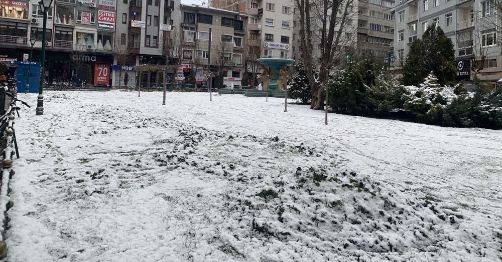 Yurdun dört bir yanında olduğu gibi Eskişehir’de hava sıcaklıkları düşerken, şehir merkezine yılın ilk yoğun karı yağdı.