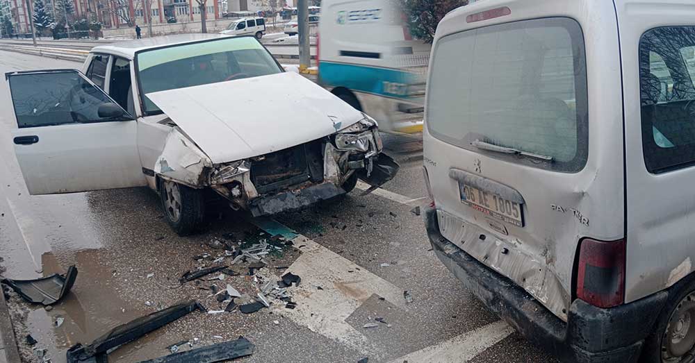 Eskişehir’de trafik ışıklarında bekleyen hafif ticari araca çarpan Tofaş marka aracın ön kısmı paramparça oldu.