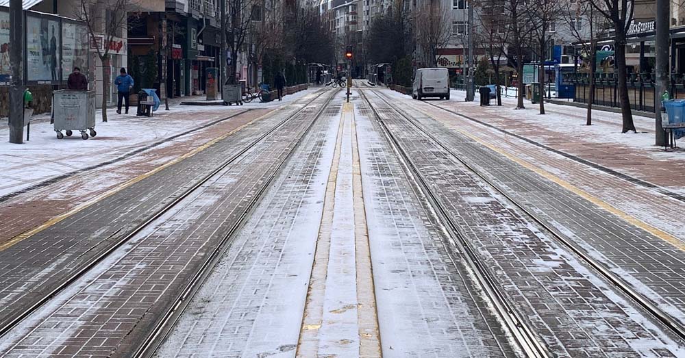 Eskişehir’de gece başlayan hafif kar yağışıyla sokak ve caddeler beyaz örtüyle kaplandı.