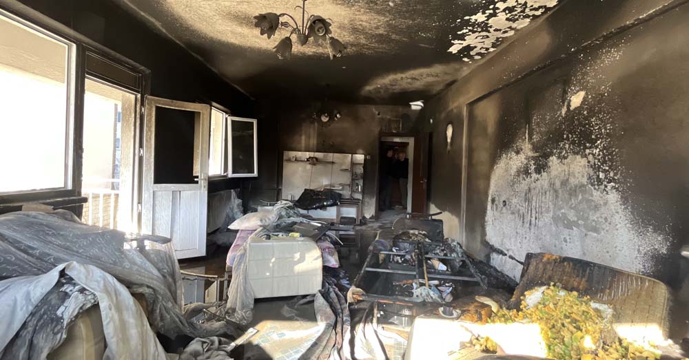 Odunpazarı ilçesine bağlı Gökmeydan Mahallesi Fidangül Sokak’taki 7 katlı bir apartmanın giriş katındaki dairenin salon bölümünde henüz bilinmeyen sebeple yangın çıktı.