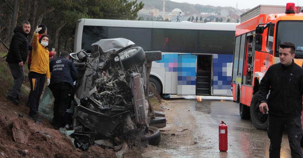 Olay, sabah saatlerinde Eskişehir - Seyitgazi yolunda meydana geldi. Edinilen bilgiye göre, Antalya’dan Bursa yönüne gitmekte olan Adem D., yönetimindeki 07 ALN 088 plakalı yolcu otobüsü, Ihlamurkent Mahallesi yakınlarında direksiyon hakimiyetini kaybetti.