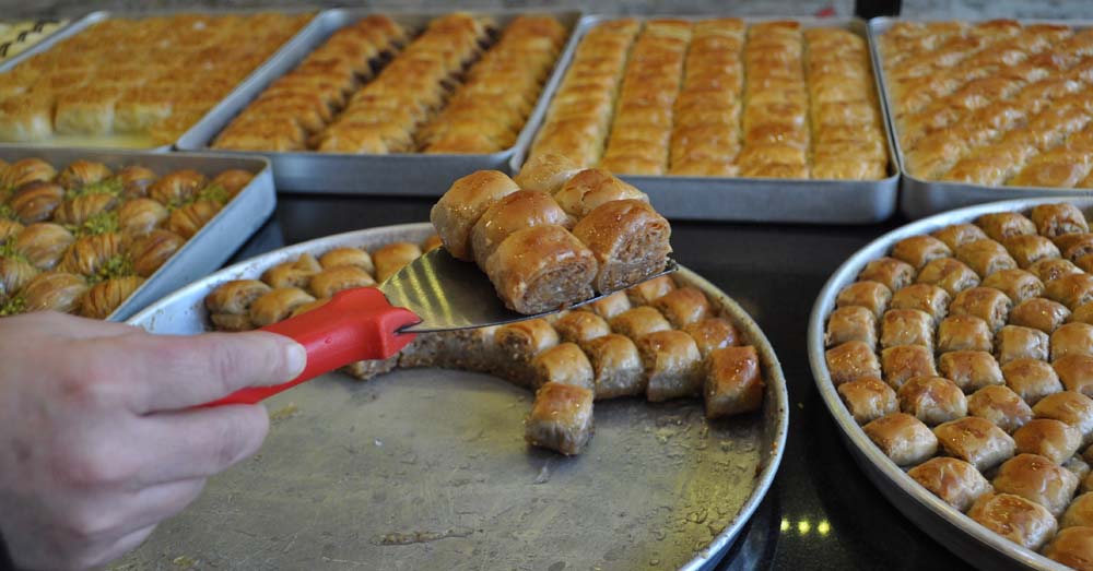 Ramazan bayramının vazgeçilmezi olan baklava geleneği devam ediyor. Bayramlık baklava siparişlerine şimdiden başlayan Eskişehirliler esnafın işini yoğunlaştırdı.