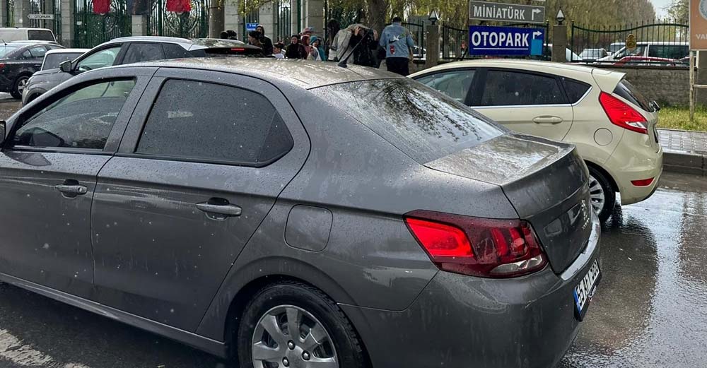 Bayramın ikinci gününü Sazova Parkı’nda değerlendirmek isteyen vatandaşlar, caddelerde yoğun trafik oluşturdu. 