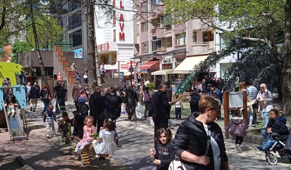 Eskişehir’de 1 Mayıs Emek ve Dayanışma Günü kutlamaları sürerken, resmi tatilde izin kullanan birçok kişi dışarıda güneşli havanın tadını çıkardı.