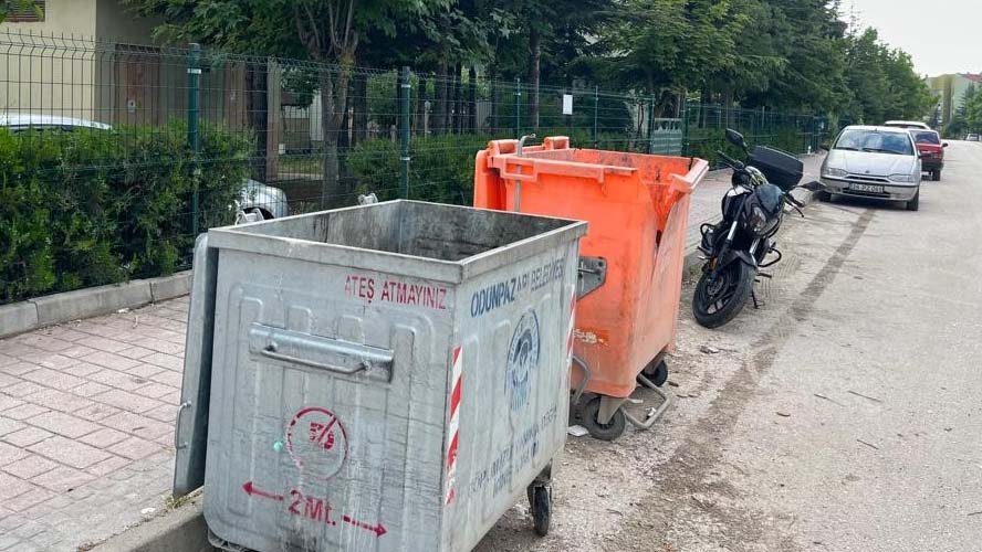 Eskişehir'de Çankaya Mahallesi’nde bazı sokaklarda bulunan çöp konteynerlerin neredeyse hepsinin kırık. Özellikle Şehit Haydar Kara, Şehit Serdar Bahar ve Şehit Osman Genç sokaklarında yer alan  çöp konteynerlerin her yeri kırık dökük. 