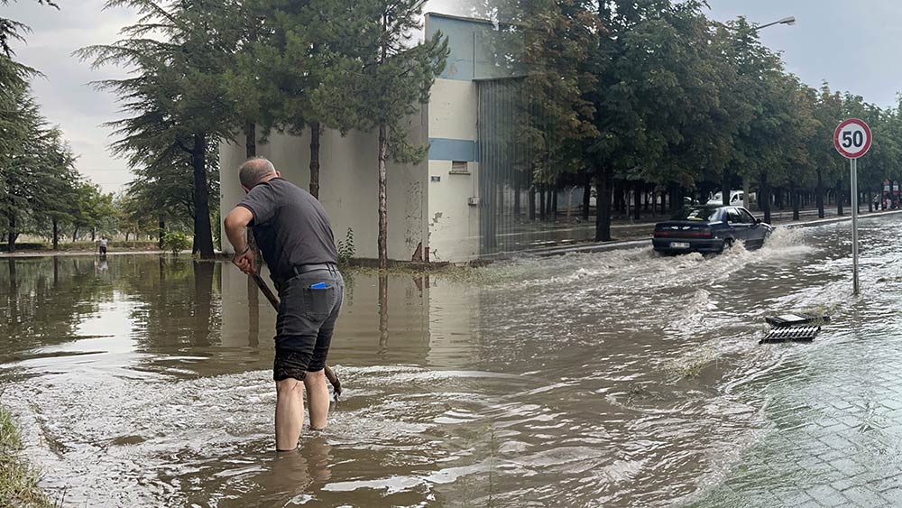 Odunpazarı ilçesi 75. Yıl Mahallesi’de bulunan Eskişehir Emko Mobilya Ve Ağaç İşleri Küçük Sanayi Sitesi’nin cadde ve sokakları öğleden sonra yaklaşık 30 dakika yağan yağmur adeta göle döndü. 