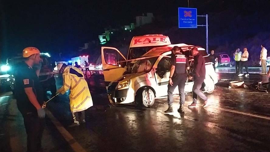 Denizli’nin Pamukkale ilçesinde otobüs, minibüs ve 5 ayrı aracın karıştığı zincirleme trafik kazasında ilk belirlemelere göre 3 kişi öldü, 50 kişi yaralandı.