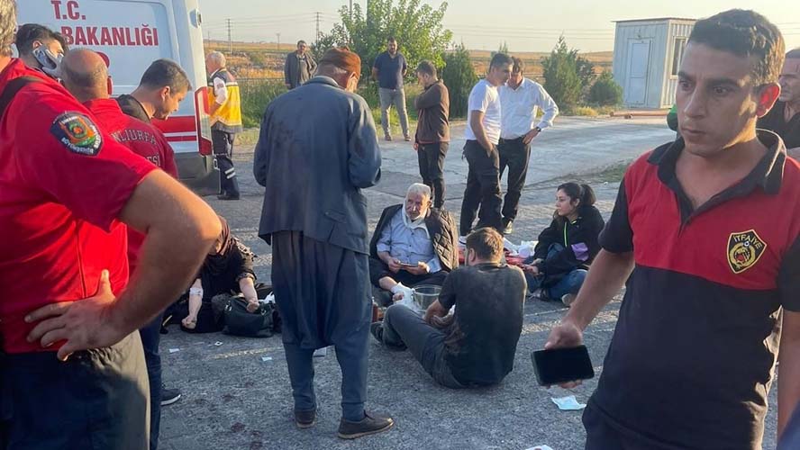 Edinilen bilgiye göre kaza, Şanlıurfa - Mardin karayolunun Viranşehir ilçesi Eyyüp Nebi Kavşağı yakınlarında yaşandı. Eskişehir’den Mardin’e giden 34 RR 432 plakalı yolcu otobüsü, 34 BF 059 plakalı otomobil ile çarpıştıktan sonra devrildi.