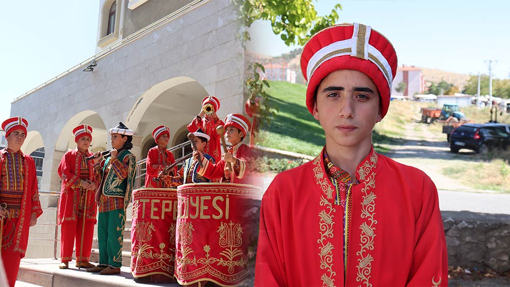 Osmanlı İmparatorluğu Dönemi’nden bu yana halkı eğlendirme geleneğinin önemli bir parçası olan ve dünyanın en eski askeri bandolarından sayılan mehter takımı günümüzde çocukların ilgisini çekmeye devam ediyor.