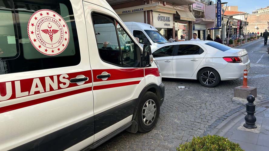 Eskişehir'de yürürken kaldırıma takılarak düşen yaşlı bir adama müdahale için yola çıkan ambulans yoğun trafik sebebiyle olay yerine güçlükle ulaşım sağladı.