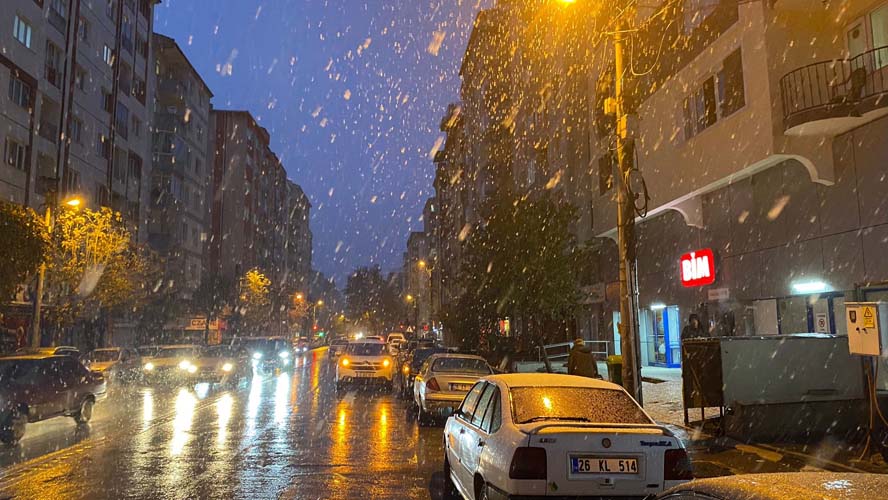 Eskişehir’de akşam saatlerinde yağmurun yerini kar yağışına bırakmasıyla kent merkezinde seyrine doyum olmayan görüntüler oluştu.