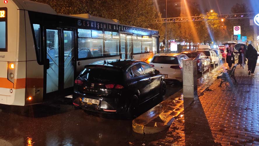 Eskişehir'de Yılmaz Büyükerşen Bulvarı’nda bilinçsiz sürücüler, otobüs duraklarına araçlarını park ettiler.
